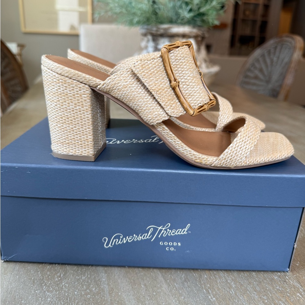 Universal Thread Tan Chunky Block Heel Sandals 3 1/2”